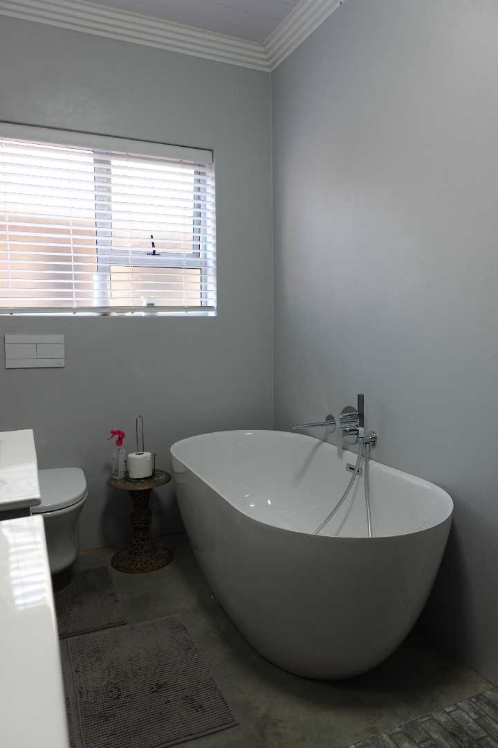 6 Bedroom Property for Sale in Outeniqua Strand Western Cape